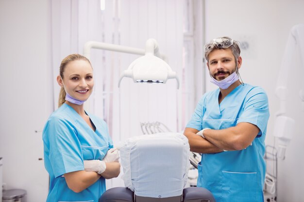 Dentiste, debout, bras croisés, à, clinique dentaire