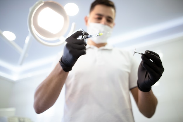 Dentiste défocalisé avec instruments de dentisterie