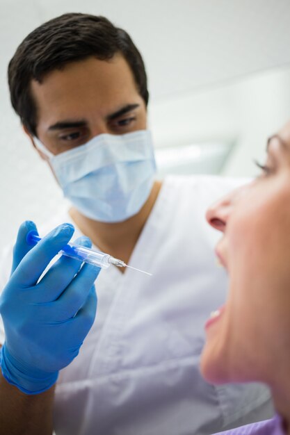 Dentiste, donner, injection, femme, patient