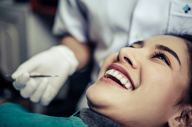 Le dentiste examine les dents du patient.