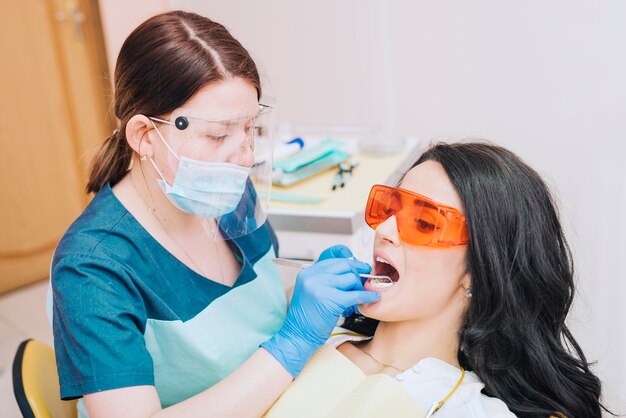 Dentiste, examiner, dents, patient, lunettes