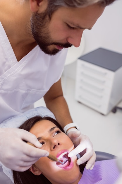 Dentiste, examiner, femme, patient, dents, miroir bouche