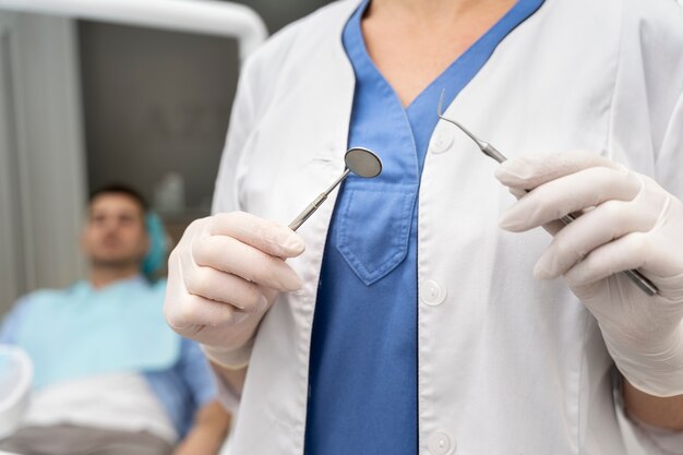 Dentiste faisant un contrôle sur le patient