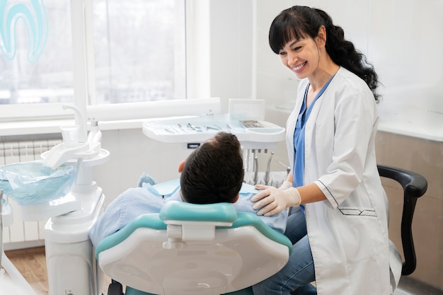 Dentiste faisant un contrôle sur le patient