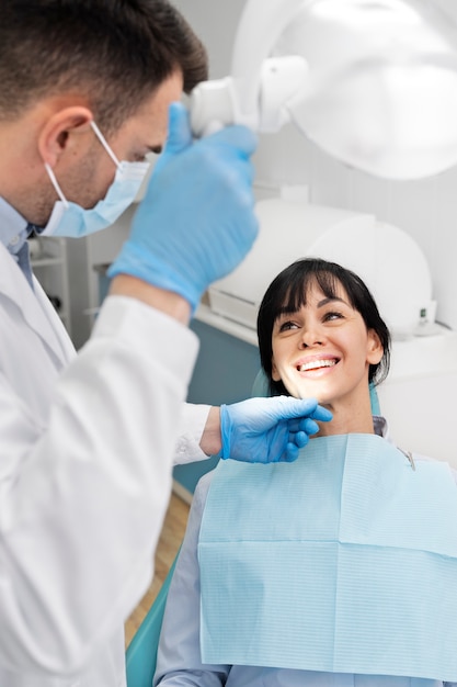 Photo gratuite dentiste faisant un contrôle sur le patient