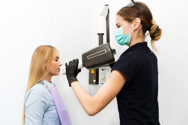 Dentiste femme est prête à scanner les dents de la femme