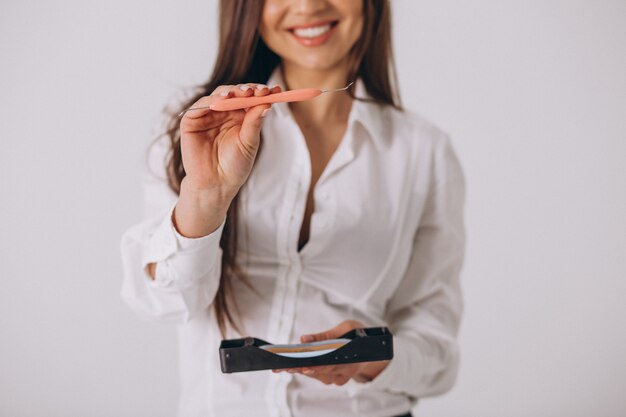 Dentiste femme avec des outils de dentisterie isolé