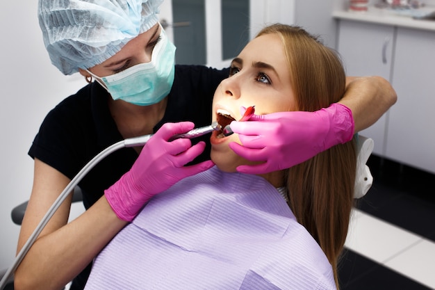 Dentiste femme traitant ses dents patientes