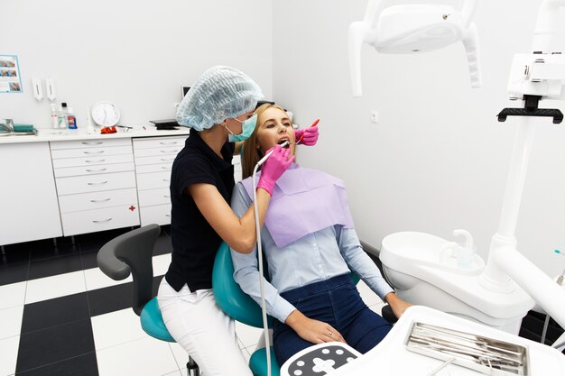 Dentiste femme traitant ses dents patientes