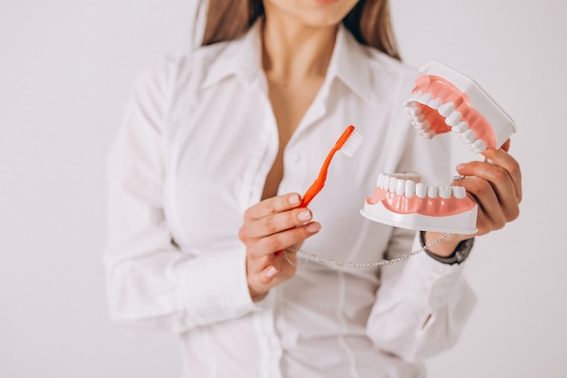 Dentiste avec des outils de dentisterie isolé