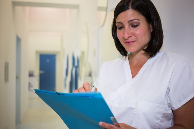 Dentiste rédigeant un rapport médical