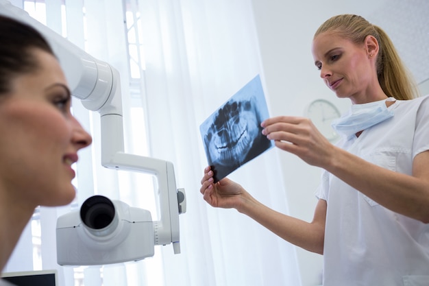 Dentiste, regarder, rayon x, devant, patient