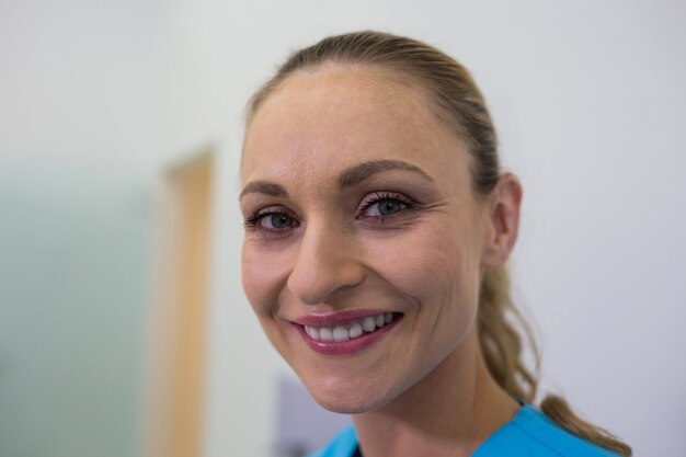 Dentiste souriant à la clinique