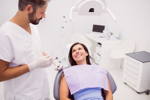 Dentiste, à, sourire, patiente