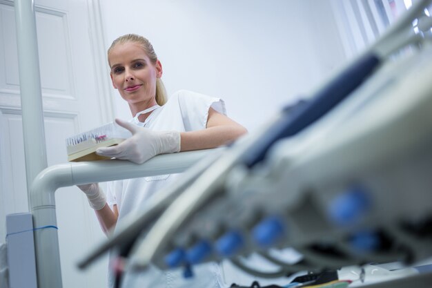 Photo gratuite dentiste, tenue, dentaire, équipement