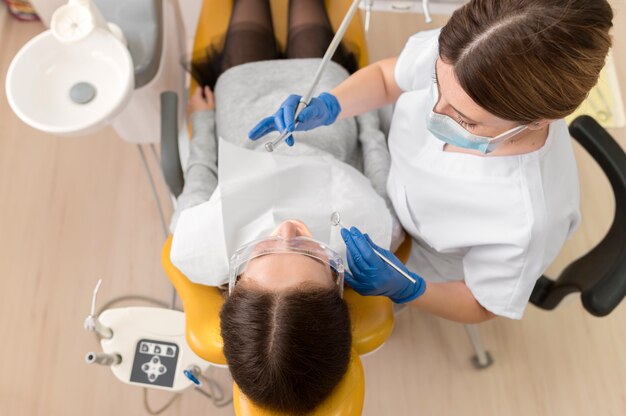Dentiste vérifiant les soins du patient