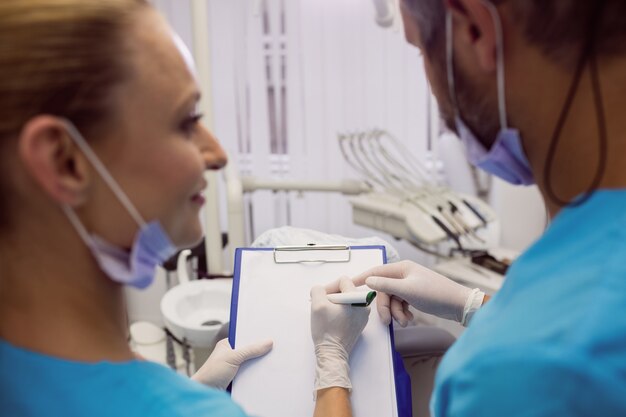 Les dentistes interagissent les uns avec les autres