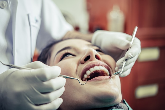 Les dentistes traitent les dents des patients.