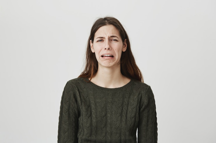 Photo gratuit déprimé jeune femme pleurant et sanglotant, se sentir triste