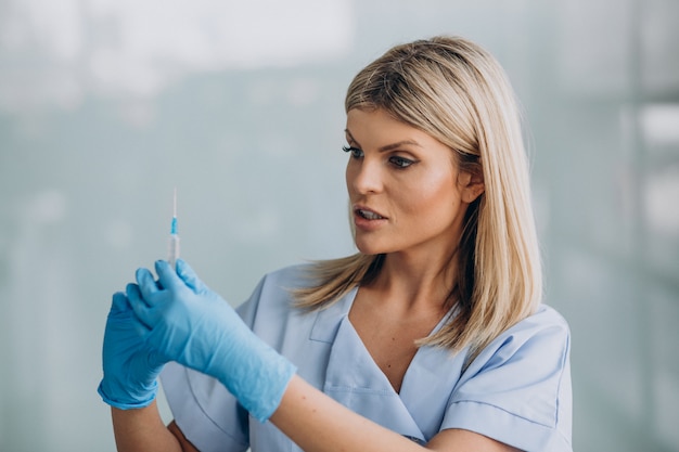 Dermatologue femme avec pique dans les mains