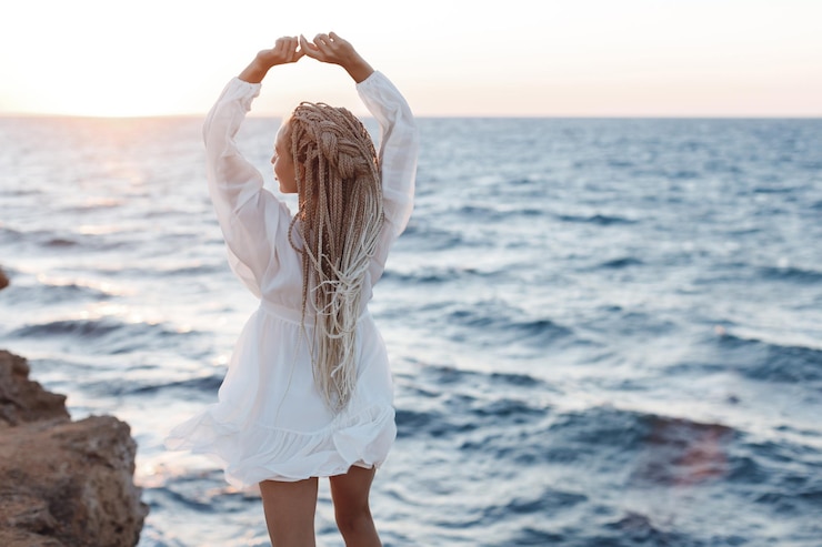 Photo gratuit derrière femme près de la mer