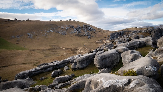Désert comme paysage avec des rochers en premier plan tourné au bel endroit de castle hill en nouvelle-zélande