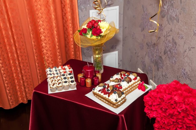 Gateau D Anniversaire Numero 1 Bougies Dorees Brulant Par Briquet Boite Cadeau De Fond Jaune Attachee Avec Un Ruban Rouge Fermer Photo Premium