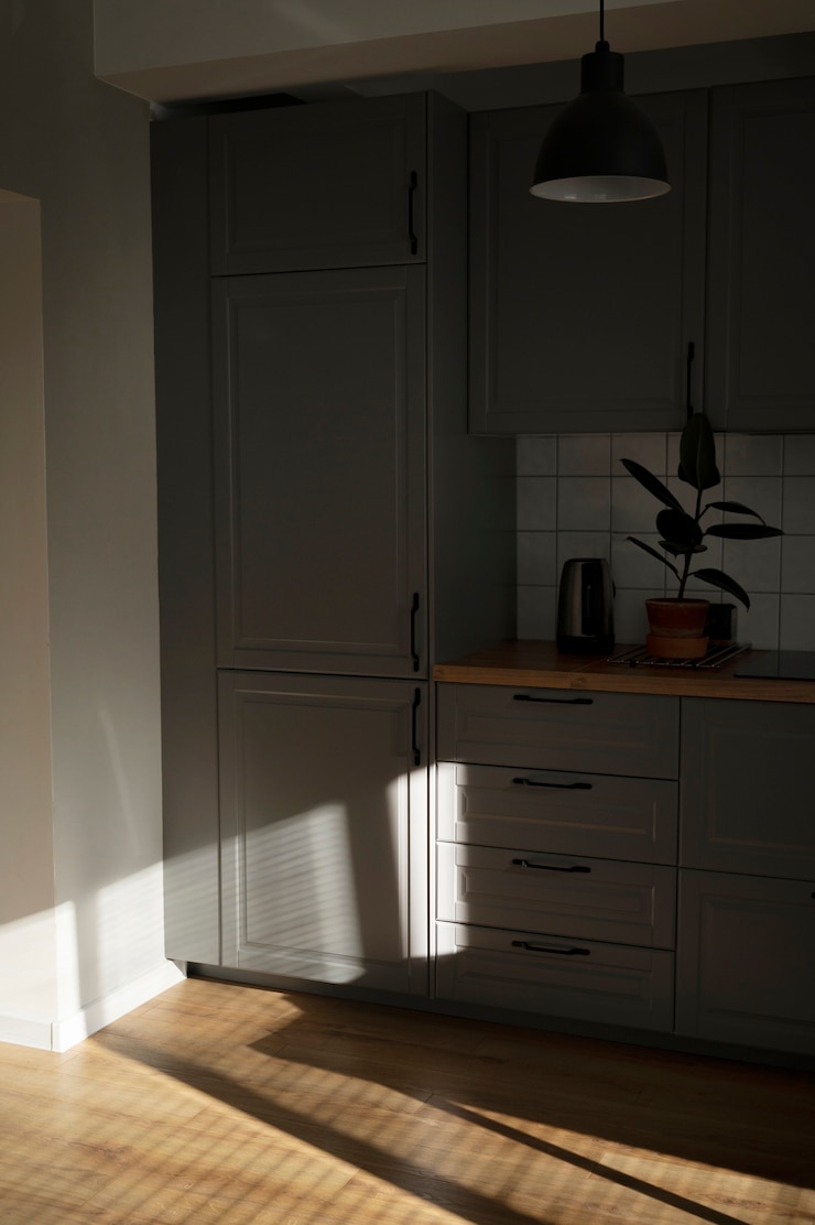 Photo gratuit design d'intérieur avec armoires de cuisine