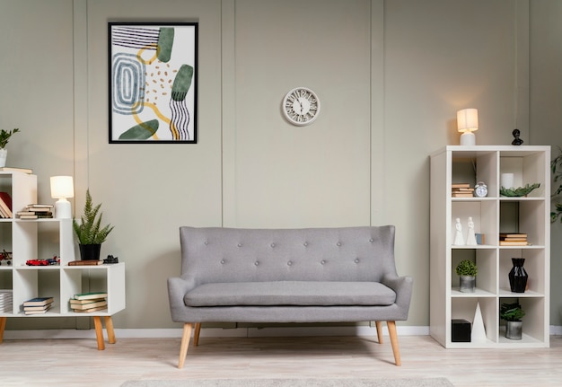Design d'intérieur avec des cadres photo et un canapé gris