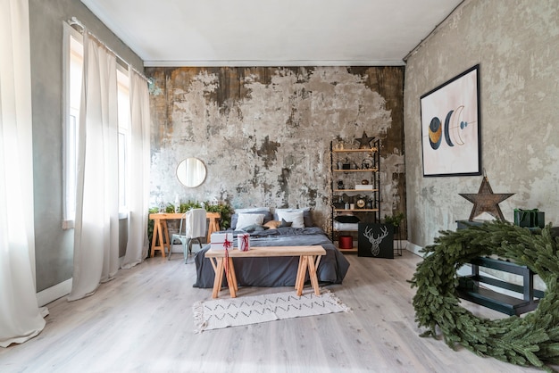 Design d'intérieur avec des cadres photo et un lit