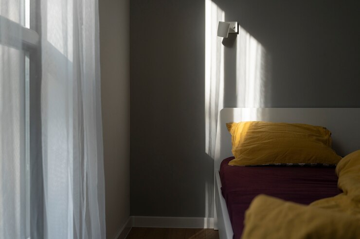 Photo gratuit design d'intérieur avec des draps jaunes