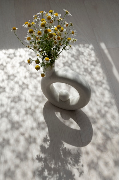 Photo gratuite design d'intérieur avec des fleurs à angle élevé