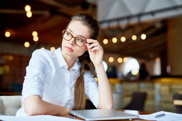 Designer créatif travaillant au café