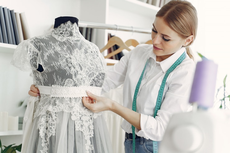 Photo gratuit le designer crée des vêtements en studio.