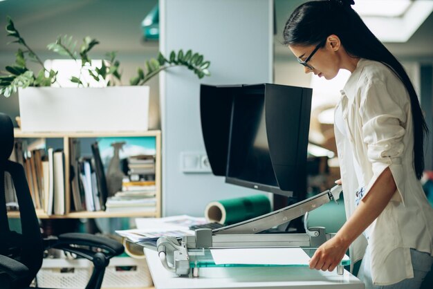 Designer numérique féminin regardant des échantillons dans un bureau