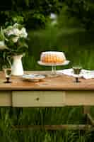 Photo gratuite dessert à angle élevé et fleurs sur table