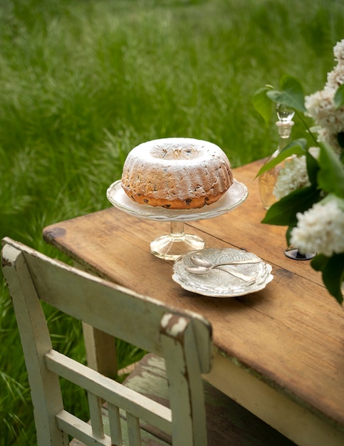 Photo gratuite dessert à angle élevé et fleurs sur table