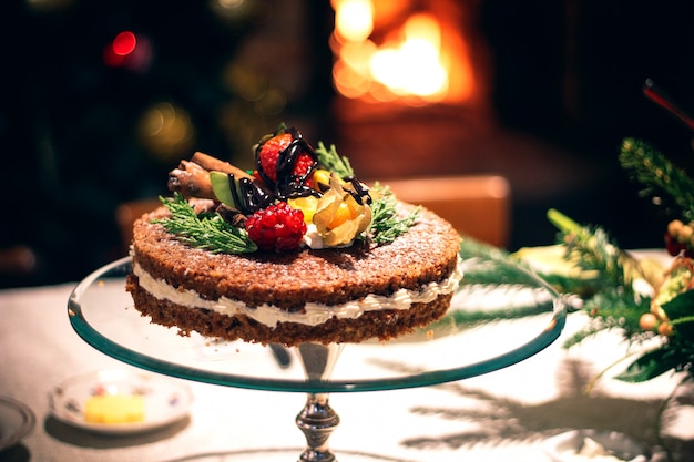 Dessert au chocolat avec crème et fruits sur le dessus