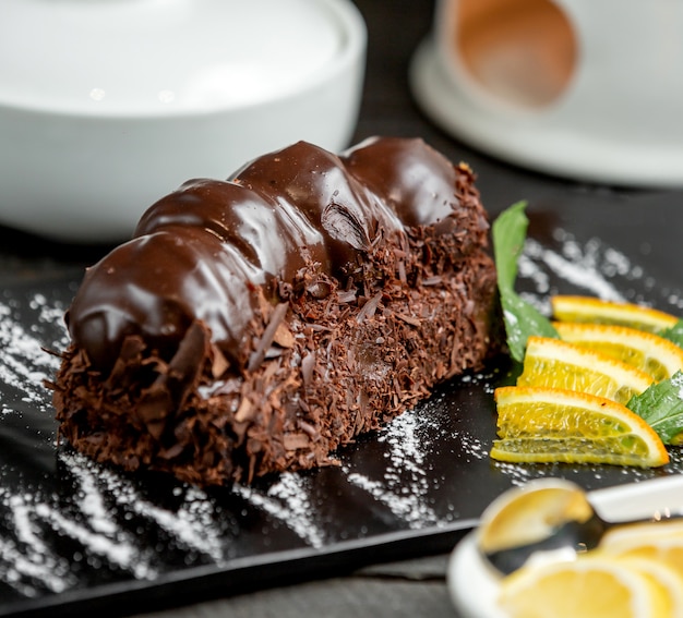 Dessert au chocolat garni de profiteroles enrobées de chocolat