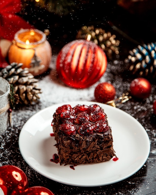 Dessert au chocolat avec pépites de chocolat et gelée