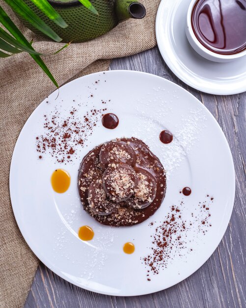 Dessert au chocolat vue de dessus avec une tasse de thé