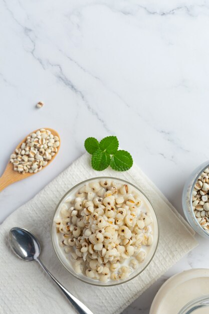 Dessert au lait de coco millet dans un bol en verre