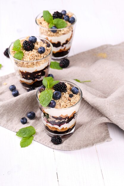 Dessert au muesli sur des verres