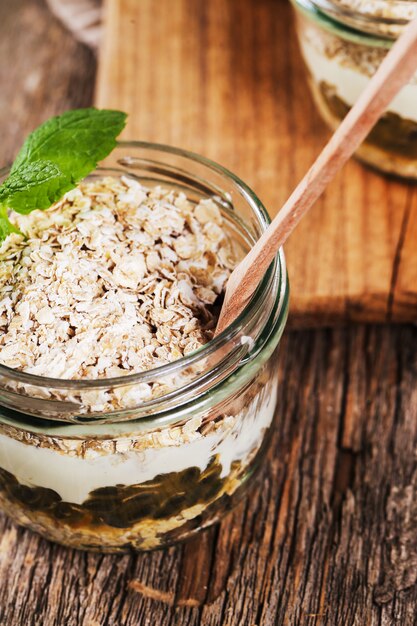 Dessert au muesli sur des verres