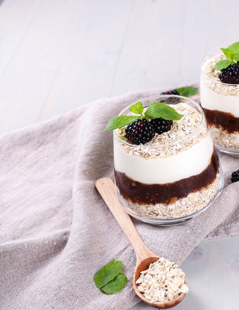 Dessert au muesli sur des verres