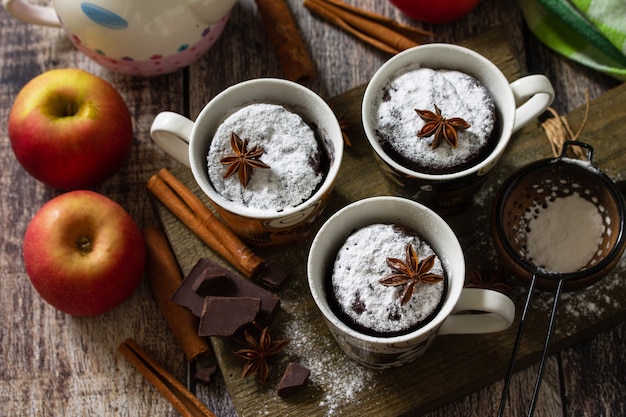 Dessert d'automne rapide mugcake tarte aux pommes d'automne avec pommes rouges et épices sur fond rustique