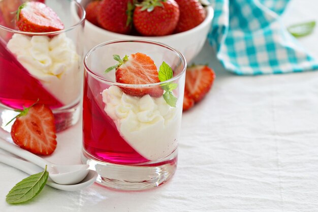 Dessert aux fraises et chantilly