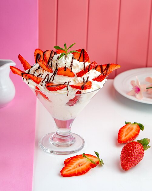 dessert aux fraises avec crème fouettée au chocolat et fraise sur table