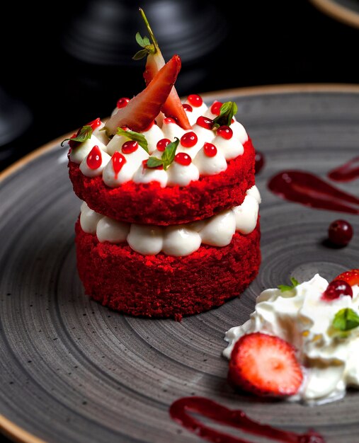 Dessert aux fraises avec meringues et tranches de fraises