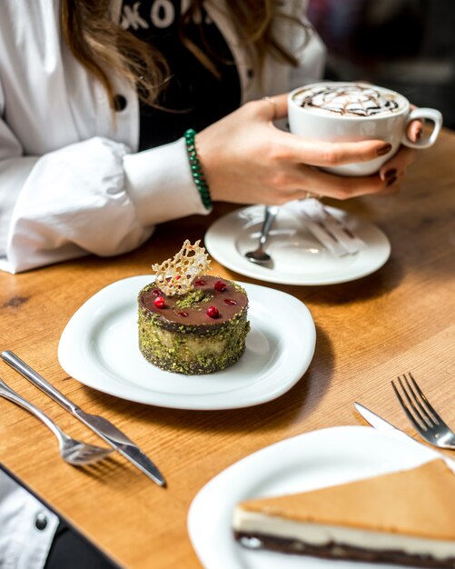 Dessert aux pistaches avec des craquelins chocolat à la grenade sur la vue de dessus